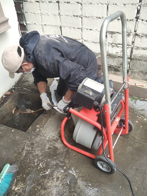 Mantenimiento en tuberias: Cajas de desague, inodoros, lavaplatos, etc. Trabajamos con máquinas especializadas. teléfono: 099-5065731.
