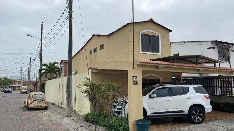 Alquiler de casa Esquinera, cerca del supermaxi con 4 dormitorios y adicional cuarto de servicio, cuenta con 3 baños, garaje, patio grande telefono: 0998445004.