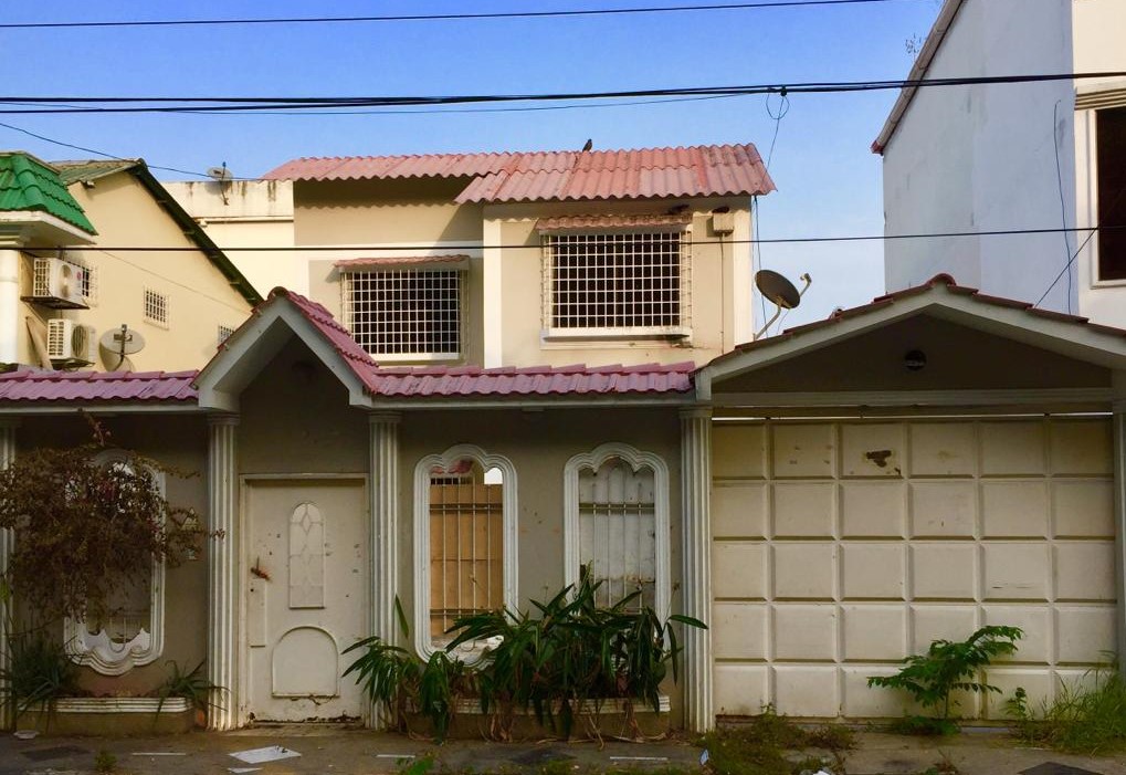 Oportunidad Se vende casa grande 4 dormitorios. Fonos: 098-1533019, 098-3632913.