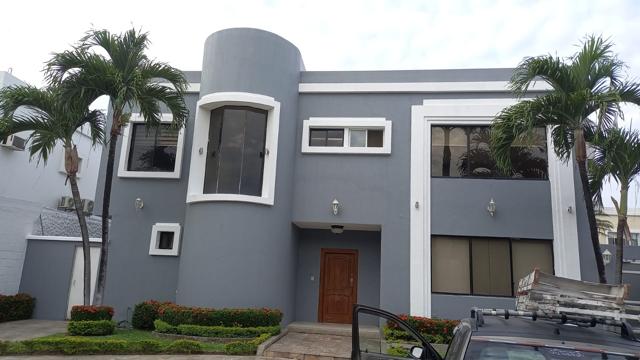 A dos cuadras de la UESS. De Oportunidad Vendo hermosa casa 4 dormitorios, piscina, jacuzzi. 0939-003133 Sin Intermediarios.