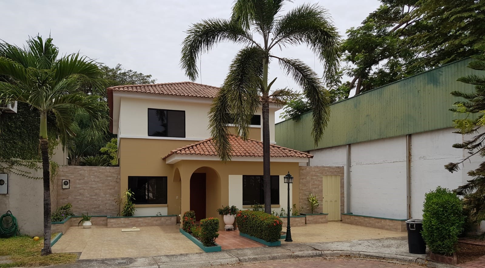 La Coralia, 336m2, 5 dormitorios, 5 baños, patio, corredores grandes, parqueos.0939521636- 0983833578.