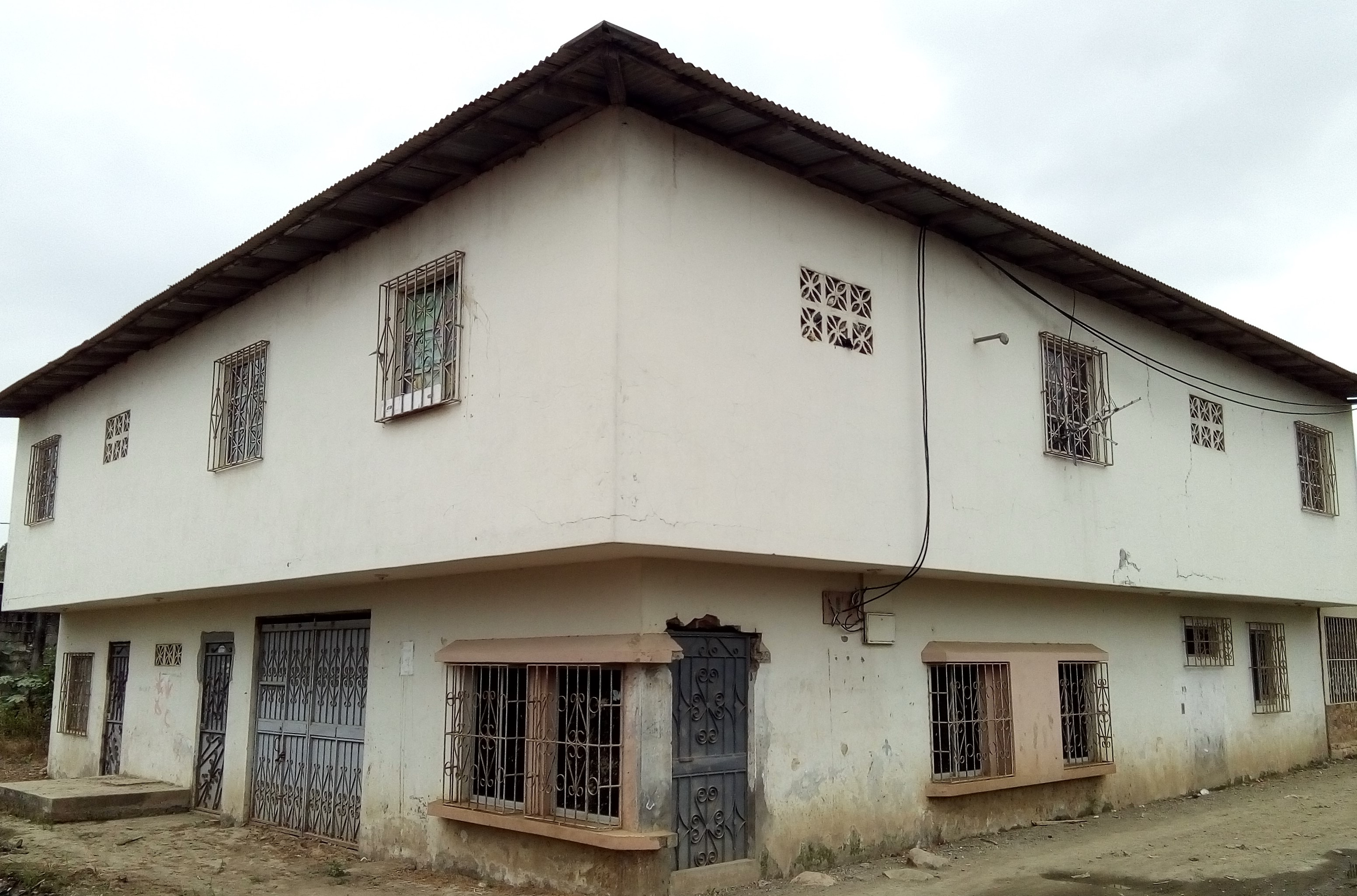 Casa rentera, garaje, luz, agua, departamento principal, planta baja 190 mts2, planta alta 210 mts2, escritura legalizada, arreglar planta baja. Informes: 0997252163.