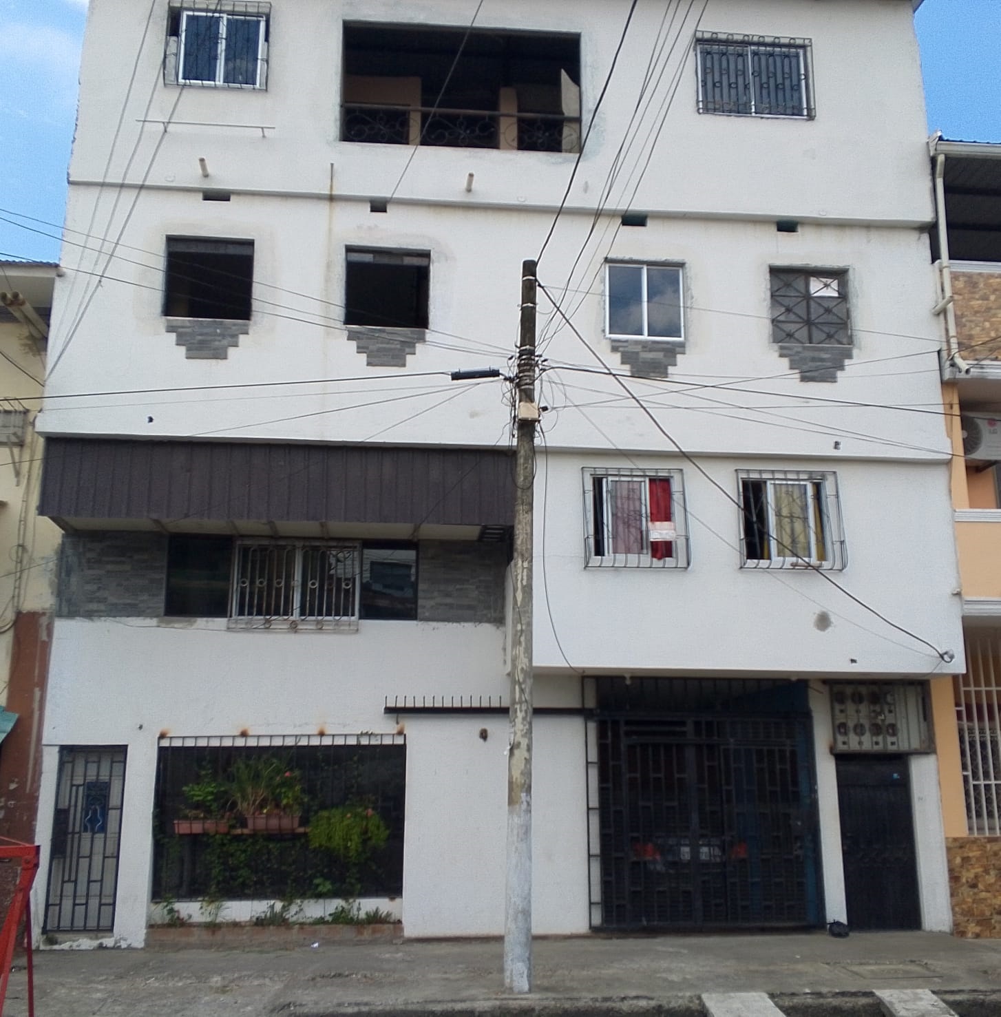 2 dormitorios, 2 baños, hasta con o sin oficina independiente, adjunta. Suite interna, 2 ambientes con garaje. Whatsapp: 0960459436.