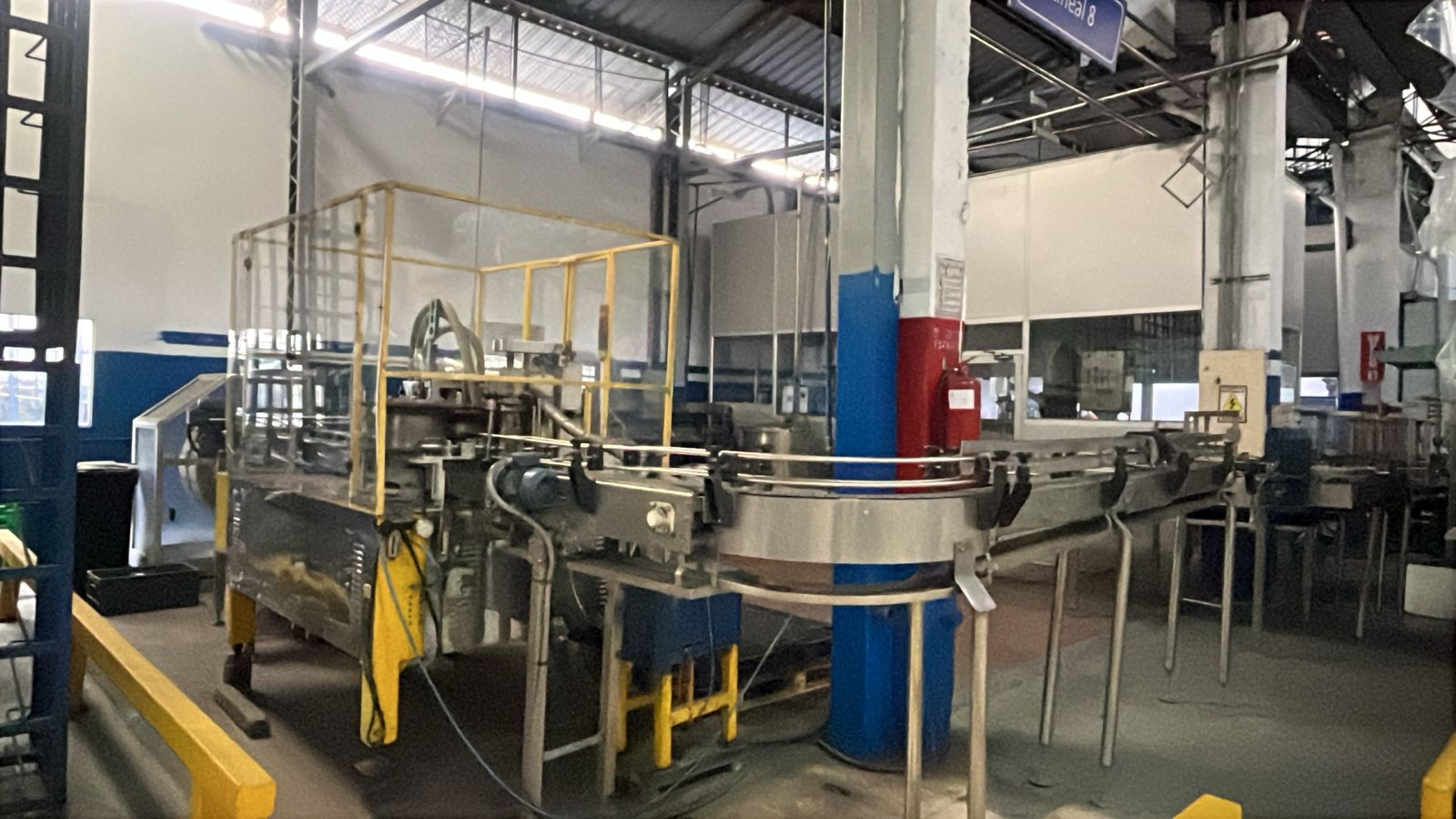 Vendo linea usada completa rinseadora, embotelladora, capsuladora, termoencogible, etiquetadora. Lista para trabajar funcionando 4200 botellas, agua, jugo, de 500cc hora. Teléfono: 0991002632- 0991135079.